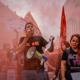 Varias personas durante la manifestación por el Día del Trabajador, en Barcelona, Catalunya.