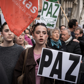 Decenas de personas durante una manifestación pacifista, a 21 de marzo de 2026, en Madrid (España).