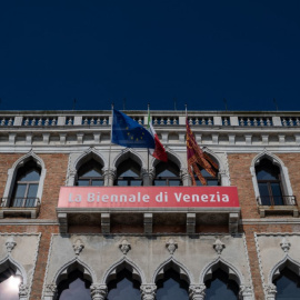 Imagen de la fachada de la Bienal de Venecia de 2026.