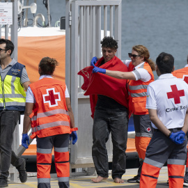 Inmigrantes que navegaban en una lancha neumática llegan al puerto de Arrecife en Lanzarote, 21 de abril de 2026.