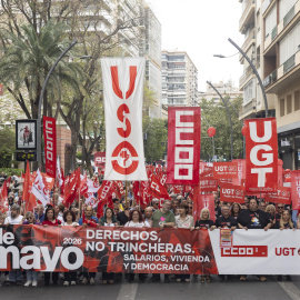 Miles de personas han participado en la manifestación del 1 de Mayo este viernes desde la Plaza Fuensanta de Murcia hasta el jardín del Malecón.
