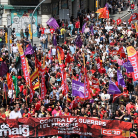 Milers de persones a la Via Laietana de Barcelona en la manifestació d'UGT i CCOO per l'1 de maig. 01/05/2026