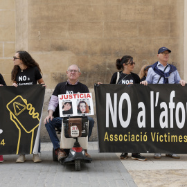 Las asociaciones de víctimas de la Dana se concentran ante Les Corts Valencianes, a 28 de abril de 2026.