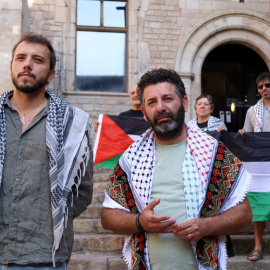 El brasiler Thiago Ávila i el català d'origen palestí Saif Abukeshek en una imatge d'arxiu a la plaça del Rei de Barcelona. 22/08/2025