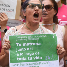 Imagen de archivo de una matrona protestando por el abandono de la sanidad en Madrid.