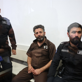 Saif Abu Keshek (C) llega al Tribunal de Primera Instancia de Ashkelon, Israel, el 3 de mayo de 2026.