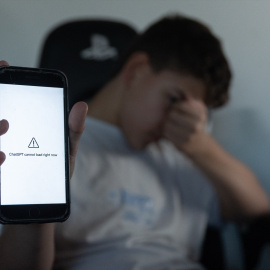 Dramatización de un jóven que no puede acceder a ChatGPT.