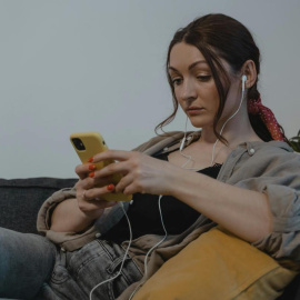 El FOMO suele implicar un uso problemático del teléfono móvil y las redes sociales.