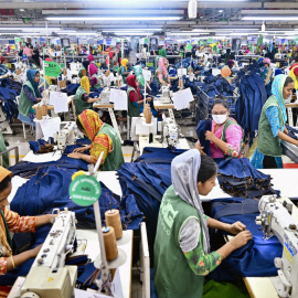 Trabajadoras en una fábrica textil en Bangladesh