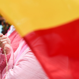 Una mujer con un rosario en Madrid, en una imagen de archivo.