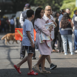 Personas salen a la calle al escuchar una alerta sísmica este lunes, en Ciudad de México.
