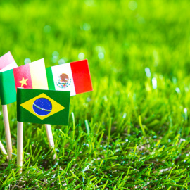 Banderas de papel en el césped de un estadio de fútbol.