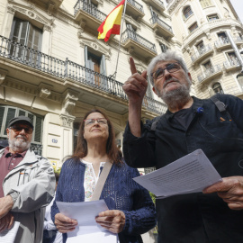 Els testimonis de la repressió franquista, Carles Vallejo (d) i els germans Maribel (i) i Pepus Ferrandiz (c), expliquen les sensacions que van el desembre passat, quan van entrar en la comissaria de Via Laietana.