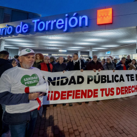 Manifestantes durante una concentración ante el Hospital de Torrejón, a 12 de diciembre de 2025, en Torrejón de Ardoz, Madrid (España).