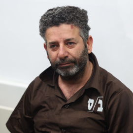 En la fotografía, Saif Abu Keshek, miembro de la Flotilla Global Sumud, llega al Tribunal de Primera Instancia de Ashkelon, Israel.