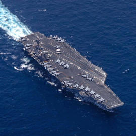 El USS George H.W. Bush navega por el mar Arábigo mientras las fuerzas estadounidenses hacen cumplir el bloqueo naval contra Irán desde el Golfo de Omán y apoyan el Proyecto Libertad en el Estrecho de Ormuz.