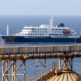 Imagen del crucero neerlandés MV Hondius afectado por un brote de hantavirus