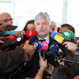 El ministro del Interior, Fernando Grande-Marlaska, atiende a los medios.