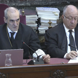 Captura de la señal del Tribunal Supremo en la que aparecen el fiscal Alejandro Luzón (i) y el abogado del PP, Alberto Durán (d), durante el juicio del 'caso mascarillas'.