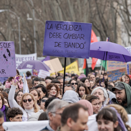Persona porta pancarta con lema 'La vergüenza debe cambiar de bando' durante la manifestación convocada por la Comisión 8M por el Día de la Mujer, a 8 de marzo de 2026, en Madrid (España).