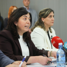 La concejala del PP y futura alcaldesa, Elena Candia (i), y la concejala tránsfuga del PSOE, María Reigosa (d), ofrecen declaraciones a los medios con motivo de la presentación de la moción de censura.