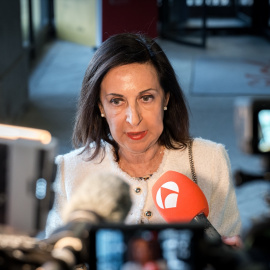 La ministra de Defensa, Margarita Robles, atiende a los medios a su llegada a la recepción oficial de los jefes de Estado Mayor.
