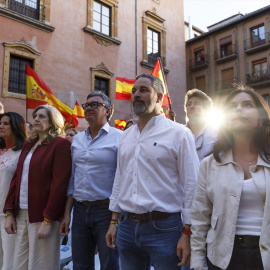 El presidente de Vox, Santiago Abascal, acompañado por el candidato de Vox a la Junta de Andalucía, Manuel Gavira en  la granadina Plaza de las Pasiegas.
