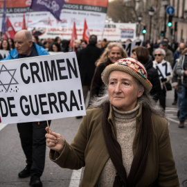 Decenas de personas durante una manifestación pacifista, a 21 de marzo de 2026, en Madrid (España).