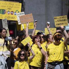 Concentración de docentes de escuelas infantiles frente a la Consejería de Educación, Ciencia y Universidades, a 15 de abril de 2026, en Madrid.
