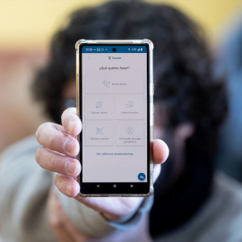 Una persona sujeta su teléfono móvil con la aplicación de Bizum abierta.