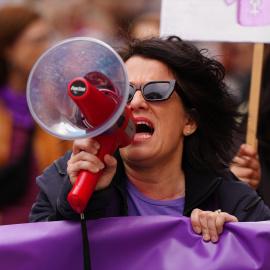 Una persona durante una manifestación convocada por la Coordinadora de Mujeres de Valladolid por el Día de la Mujer, a 8 de marzo de 2026, Valladolid, Castilla León (España).