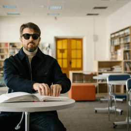 Persona ciega leyendo en braille