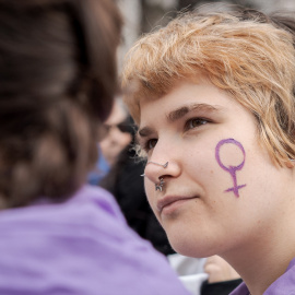 Mujer joven durante la manifestación convocada por la Comisión 8M.