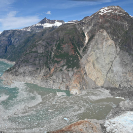 Fotografía tomada el 13 de agosto de 2025 del deslizamiento de tierra ocurrido el 10 de agosto de 2025, en la desembocadura del glaciar South Sawyer hacia el fiordo Tracy Arm, al soreste de Alaska.