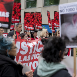 Varias personas durante una concentración por el juicio por el 'caso Vivotecnia' frente al Juzgado de Instancia de Madrid