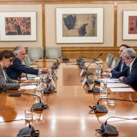 La ministra de Sanidad, Mónica García, y el responsable de Política Territorial, Ángel Víctor Torres (2i), se reúnen con el presidente de Canarias, Fernando Clavijo (d), este jueves, en el Ministerio de Sanidad en Madrid
