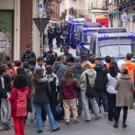 Decenas de personas se concentran para impedir el desahucio de Mariano Ordaz en la calle Carnero, a 7 de mayo de 2026, en Madrid (España).