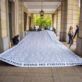 Pancarta con los nombres de afectadas con cancer de mama.
