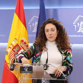 La diputada de Sumar Aina Vidal durante una rueda de prensa, en el Congreso de los Diputados.