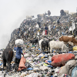 Un basurero de residuos textiles en Ghana