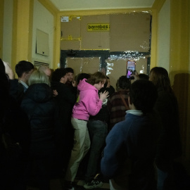 Varias personas bloquean la puerta para tratar de impedir el desahucio en la calle Carnero, a 7 de mayo de 2026, en Madrid (España).