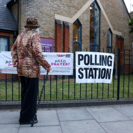 Centro de votación para las elecciones locales británicas