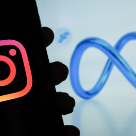 Logo de Instagram (i) junto al dela empresa Meta (d).