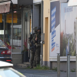 Un gran despliegue policial rodea una sucursal bancaria tras reportarse una toma de rehenes en Sinzig