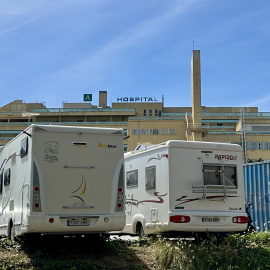 Trabajadores del Hospital Costa del Sol de Marbella optan por dormir en coches, autocaravanas y furgonetas en el aparcamiento de este centro sanitario.