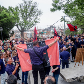 Imagen de archivo de varios falangistas durante el primer homenaje ante la nueva tumba de José Antonio Primo de Rivera, en el cementerio de San Isidro.