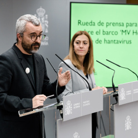 El secretario de Estado de Sanidad, Javier Padilla (d), y la secretaria general de Protección Civil y Emergencias, Virginia Barcones (i), ofrecen una rueda de prensa, en la sede del Ministerio de Sanidad, a 8 de mayo de 2026, en Madrid