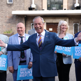 El líder del partido populista de derecha Reform UK, Nigel Farage, celebrando este viernes el resultado que le otorgan los primeros recuentos en los comicios locales.