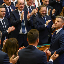 Peter Magyar recibiendo una ovación en su investidura como Primer Ministro.