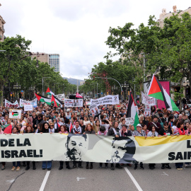 La capçalera de la manifestació al passeig de Gràcia de Barcelona per exigir l’alliberament dels dos activistes de la Flotilla retinguts per Israel